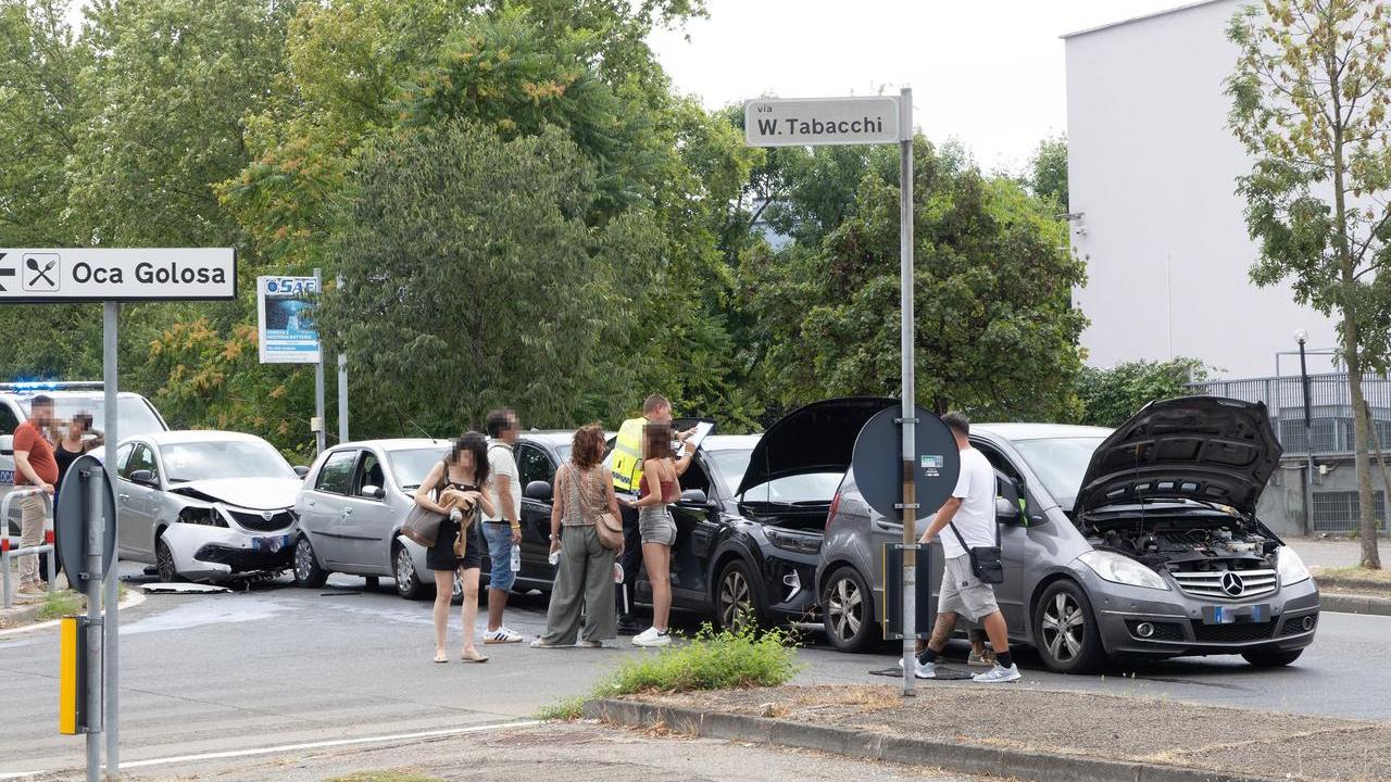 Tamponamento a catena tra 5 auto dopo il cavalcavia della Madonnina