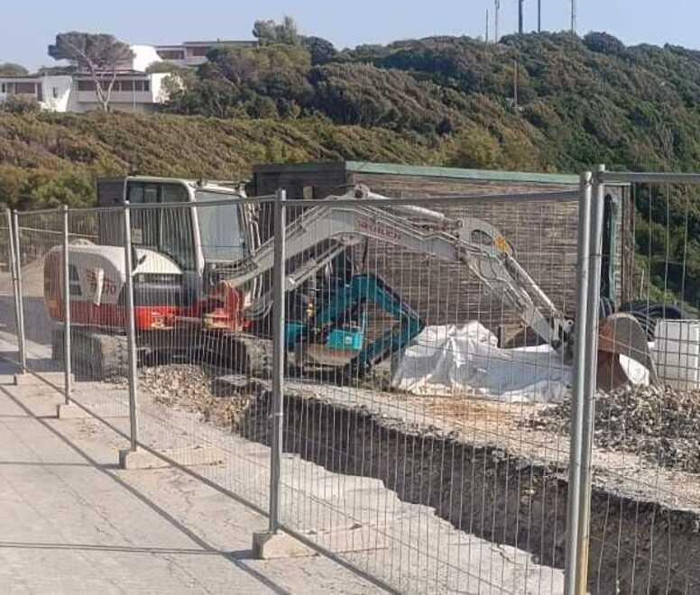 Calamoresca, tornano le ruspe: «Fingiamo che il chiosco non ci sia»