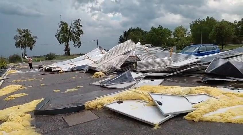 Vigarano, scoperchiato il tetto di galleria Dondi e Gnam: lamiere sulle auto in sosta
