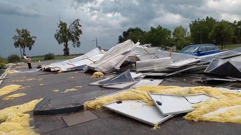 Vigarano, scoperchiato il tetto di galleria Dondi e Gnam: lamiere sulle auto in sosta