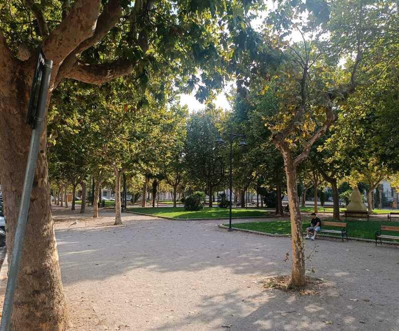 Piombino nella morsa del caldo: viaggio nella città dove le zone d’ombra sono un miraggio