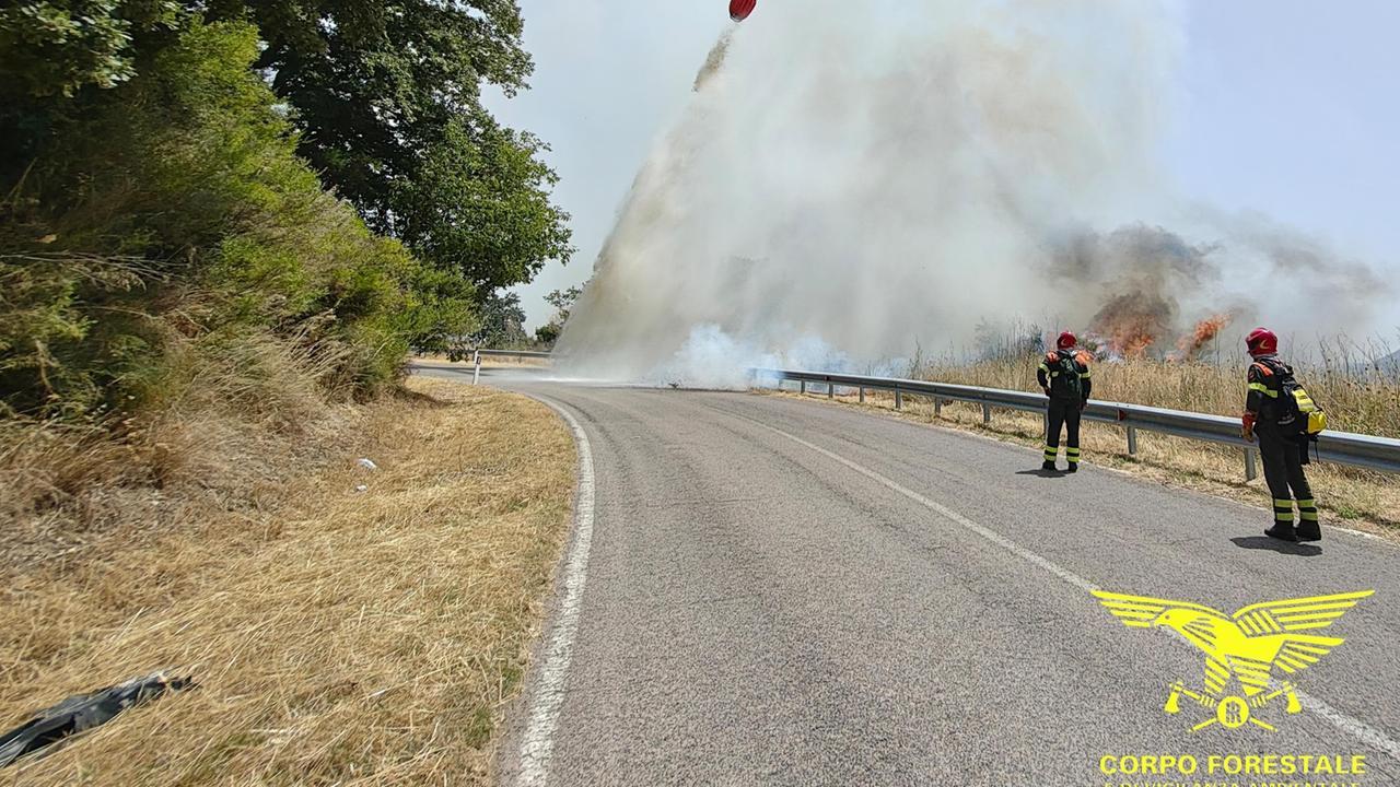 Inferno di fuoco nel sud Sardegna, le fiamme minacciano le strade: bloccati due tratti – Ecco quali sono