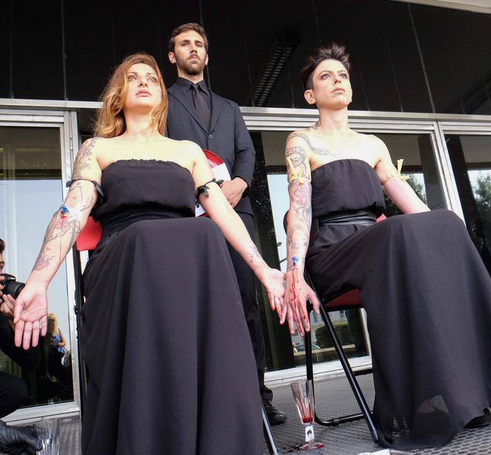 «Prelievo» di sangue davanti alla Regione contro i tagli 