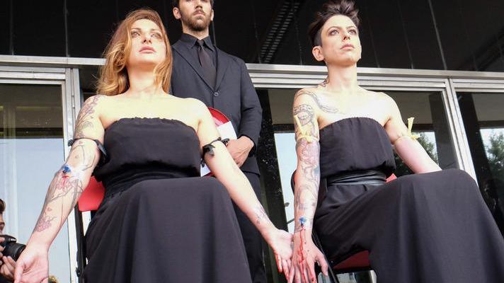«Prelievo» di sangue davanti alla Regione contro i tagli
