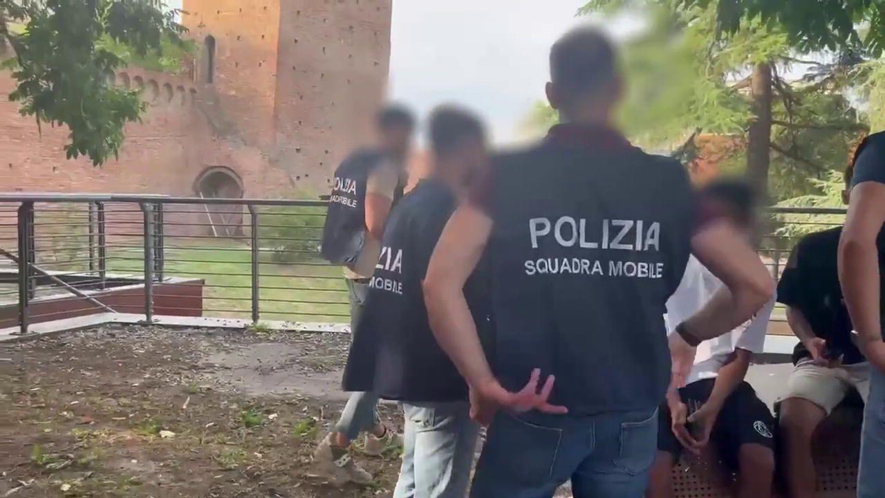 La polizia impegnata nell'operazione (foto tratta da un video della polizia)