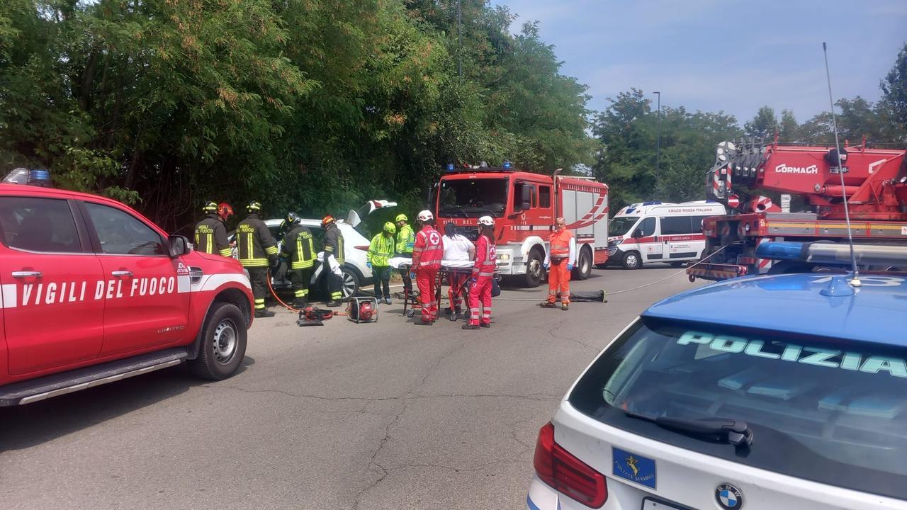 Sbanda alla rotonda di Puinello e finisce nella boscaglia: in ospedale un 55enne
