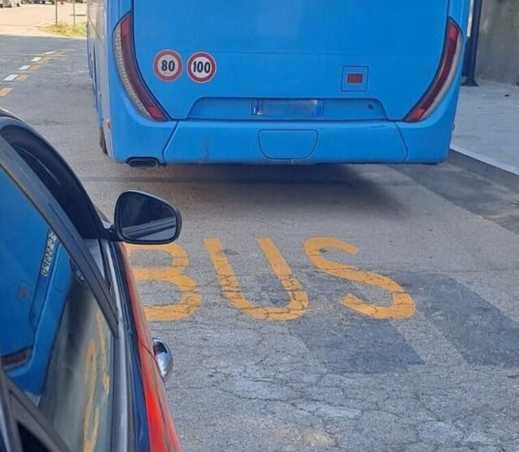 Bus in manovra pericolosa: le conseguenze per l’autista denunciato