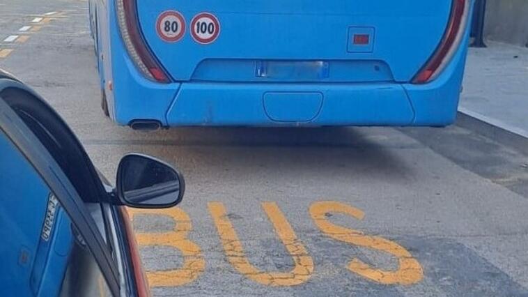 Bus in manovra pericolosa: le conseguenze per l’autista denunciato