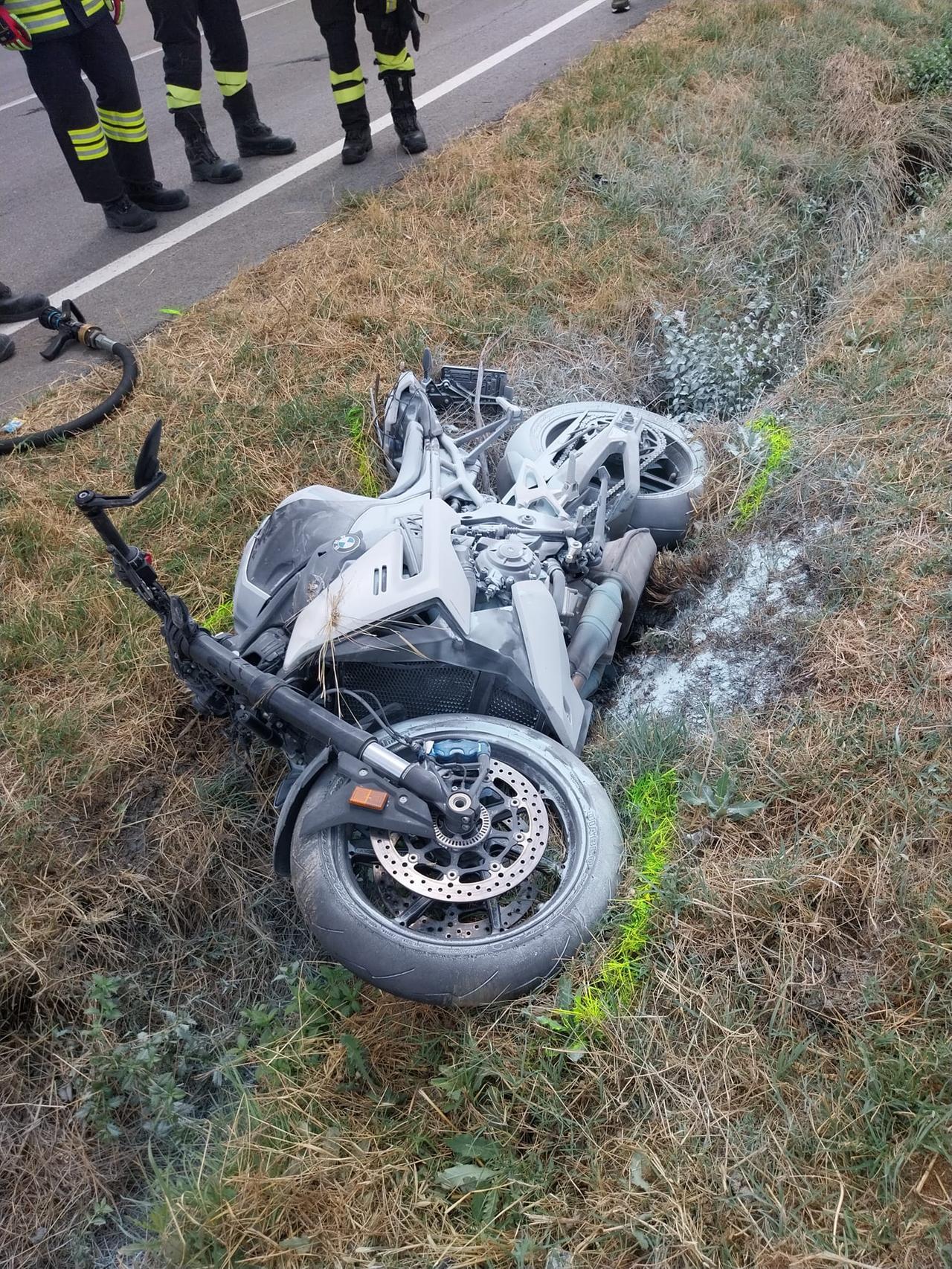 Moto prende fuoco dopo lo schianto contro un’auto: ferito un 56enne