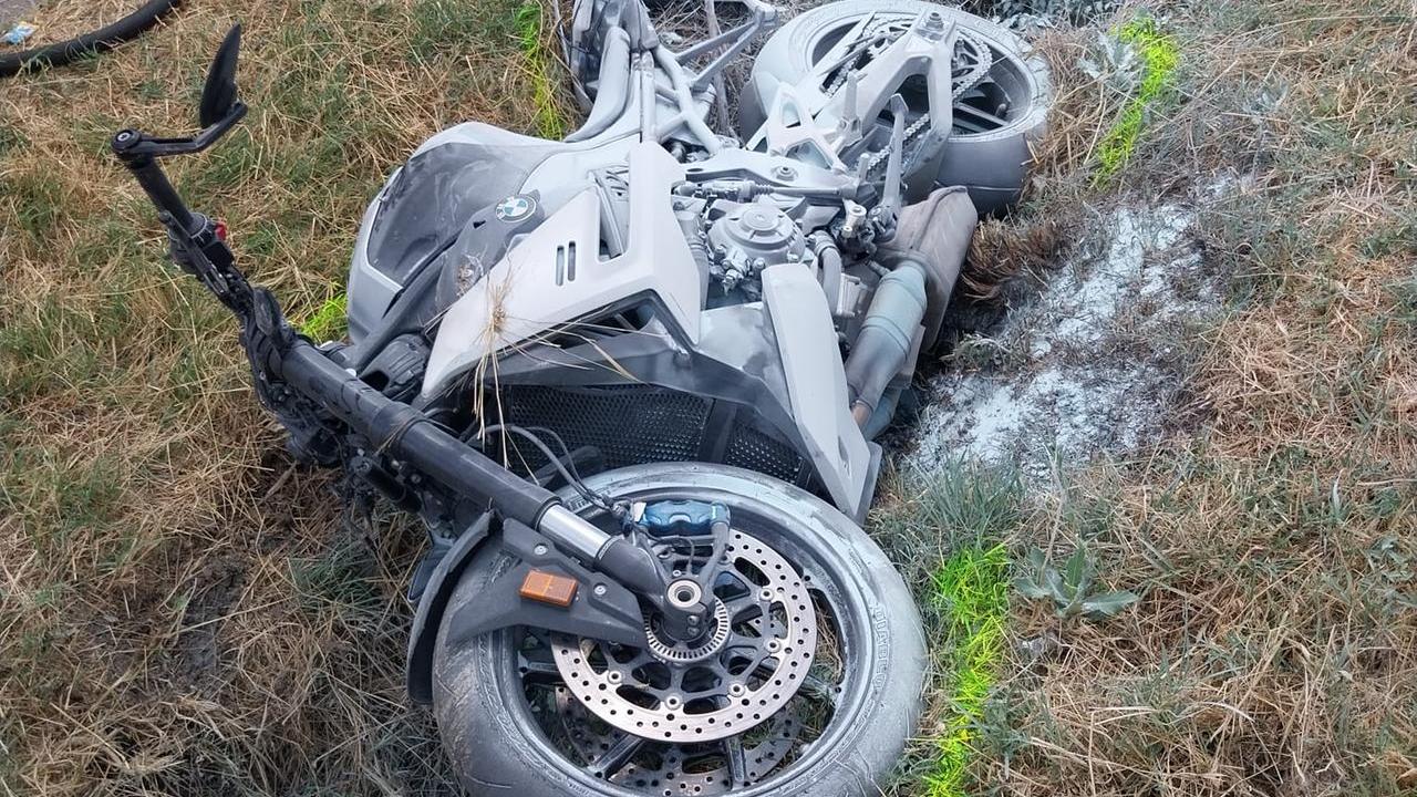 Moto prende fuoco dopo lo schianto contro un’auto: ferito un 56enne