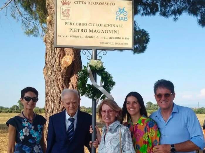 
	Angelo Magagnini con la&nbsp;famiglia il giorno in cui venne dedicata la ciclabile al figlio Pietro, morto in&nbsp;un incidente

