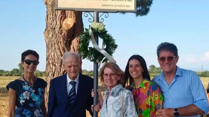 Angelo Magagnini con la famiglia il giorno in cui venne dedicata la ciclabile al figlio Pietro, morto in un incidente