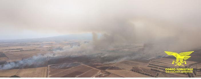 Incendi nel sud Sardegna, 11 mezzi aerei in volo per domare l’inferno di fuoco: in cenere aziende e frutteti, fiamme fino all’ippodromo