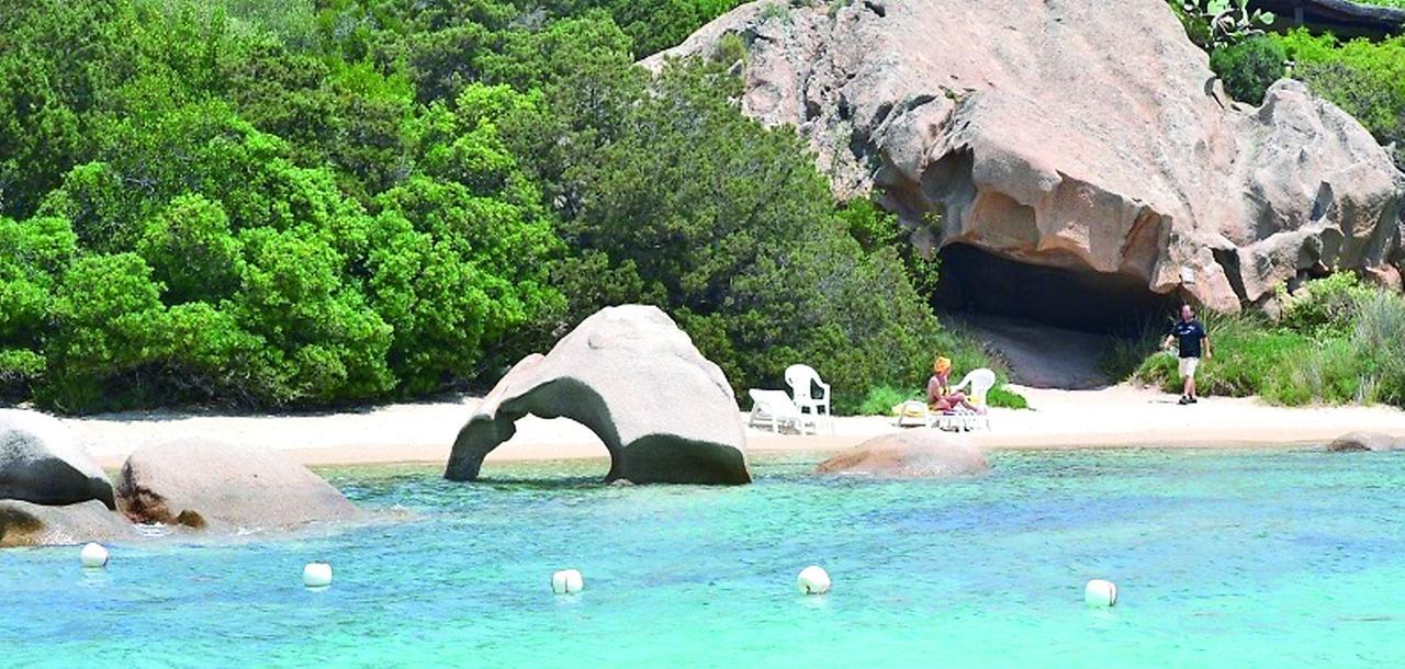 In Gallura scatta il vademecum anti cafoni: 10 regole da rispettare per residenti e turisti