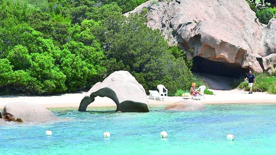 In Gallura scatta il vademecum anti cafoni: 10 regole da rispettare per residenti e turisti