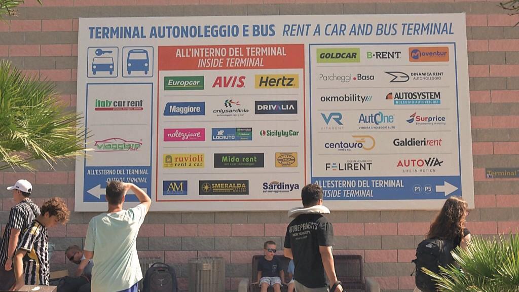 Auto a noleggio? Sardegna carissima: a Olbia 1000 euro per una settimana, a Bari poco più di 200 – Tutti i prezzi