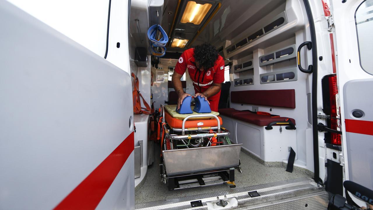 Auto contro lo spartitraffico al bivio di Budoni: morto il conducente, grave un minorenne