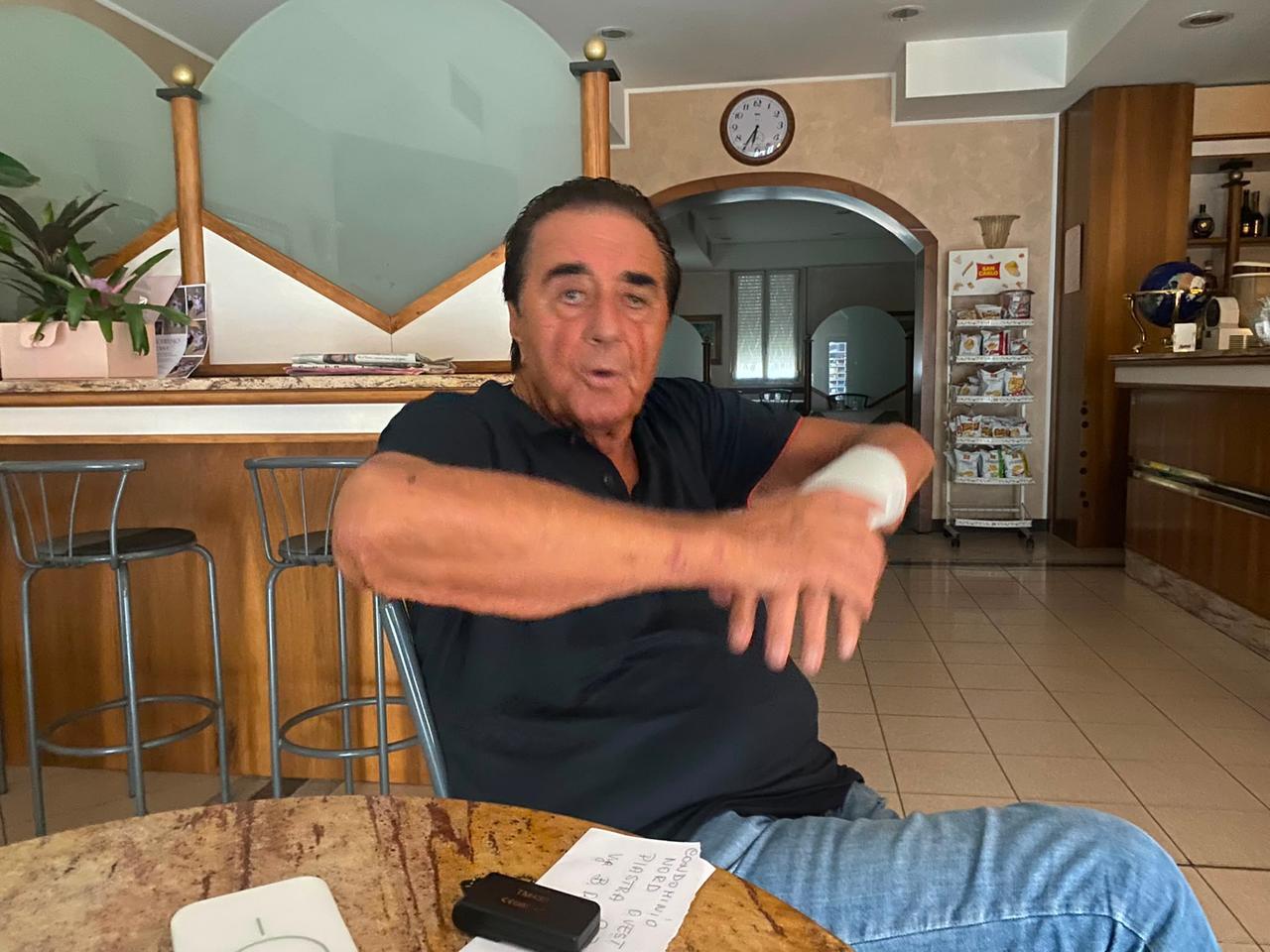 Reggio Emilia, in tre lo assalgono al bar per rapinarlo dell’orologio da 280mila euro