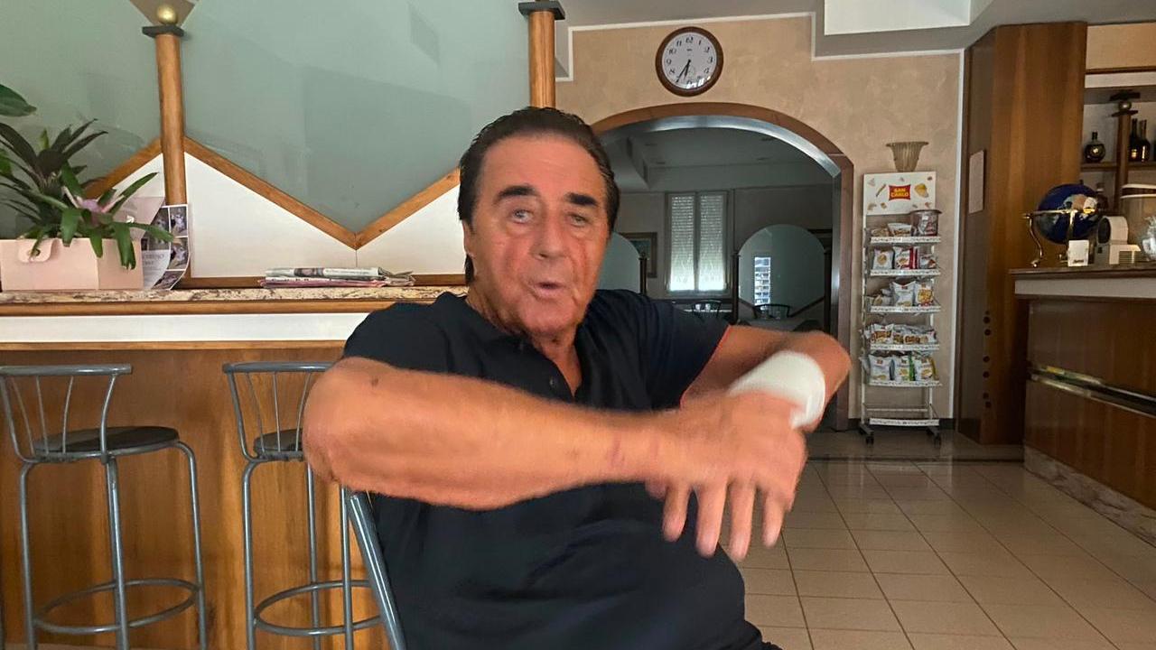 Reggio Emilia, in tre lo assalgono al bar per rapinarlo dell’orologio da 280mila euro: 79enne resta ferito