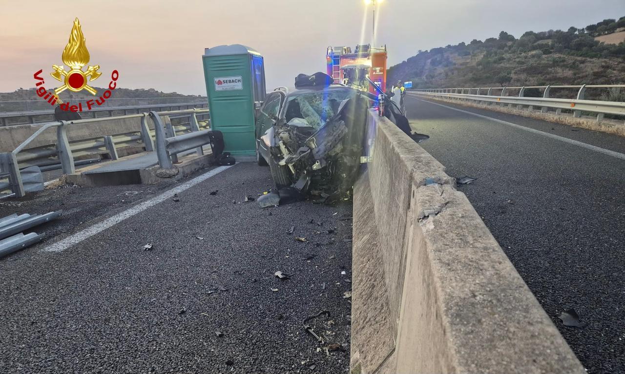 Auto distrutta contro una barriera di cemento sulla 131 Dcn: morto il conducente, ferito un bambino – Cosa sappiamo