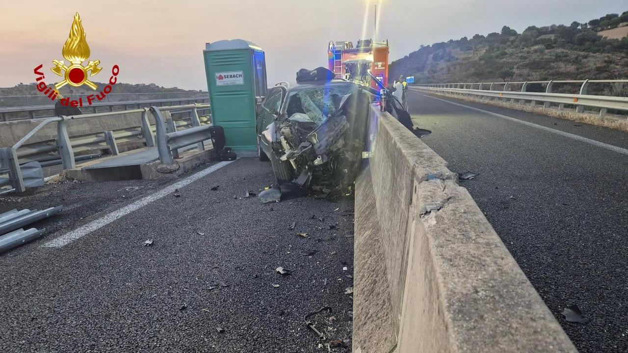 Auto distrutta contro una barriera di cemento sulla 131 Dcn: morto il conducente, ferito un bambino – Cosa sappiamo