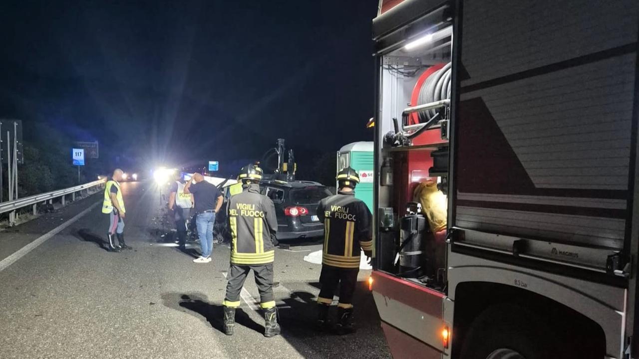 Litiga con la moglie, la fa scendere dall’auto e riparte con il figlio di 9 anni: poco dopo lo schianto mortale sulla 131 Dcn