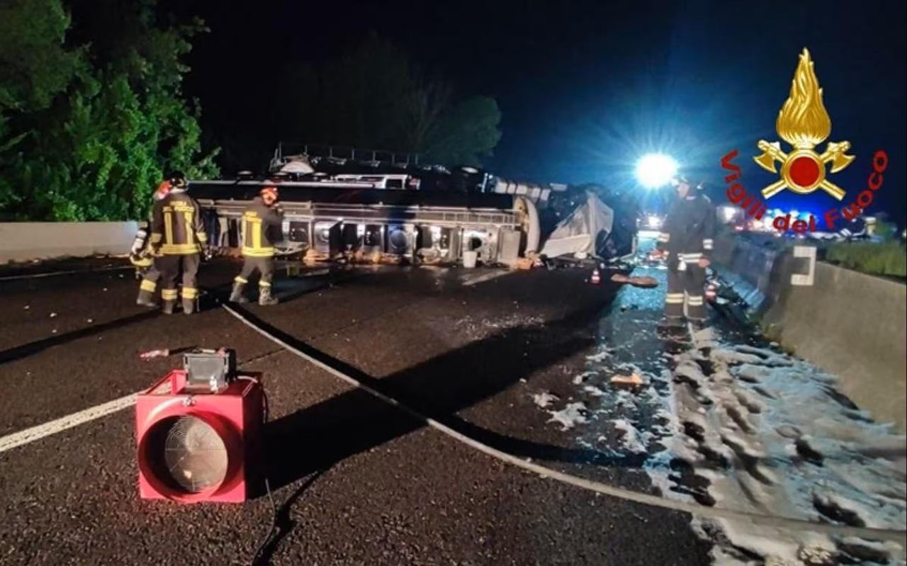 Si ribalta tir carico di polli, strada chiusa e dieci chilometri di coda
