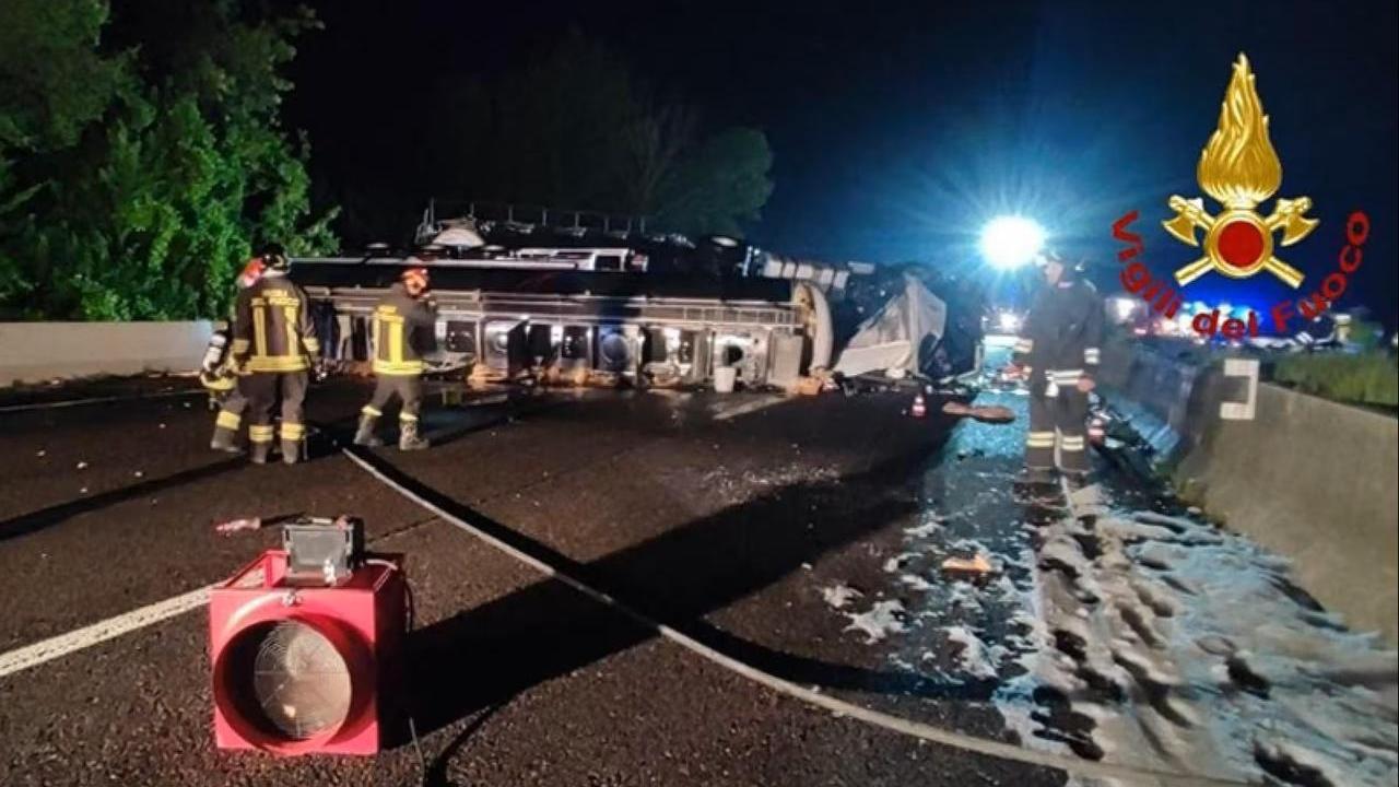 Si ribalta tir carico di polli, strada chiusa e dieci chilometri di coda