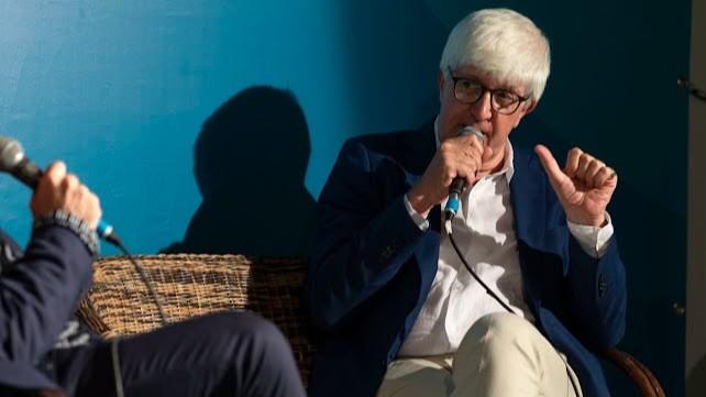 In Sardegna vacanze sempre più care, Beppe Severgnini: «Ma i turisti pretendono mare, cena e condizionatore»