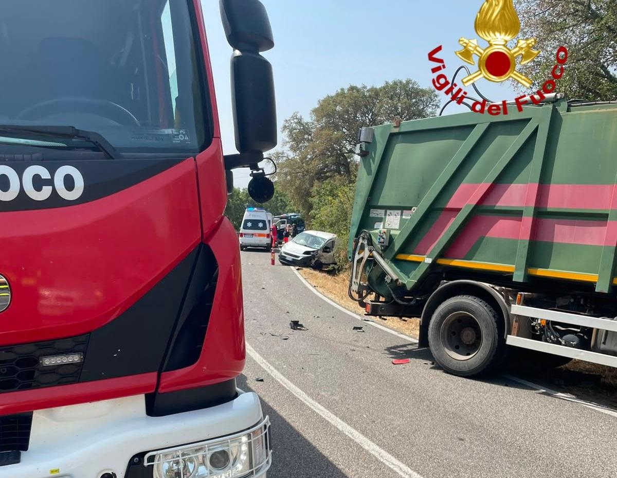 Frontale auto-camion, un uomo rimane intrappolato tra le lamiere
