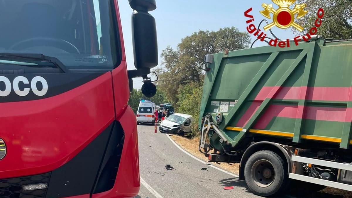 Frontale auto-camion, un uomo rimane intrappolato tra le lamiere