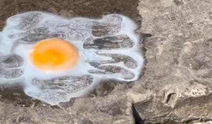 L’uovo, 50 gradi e la “nuova” piastra a induzione: lo chef frigge sul muretto della piazza – IL VIDEO