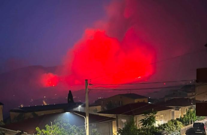 Sicilia assediata dalle fiamme, oltre 1000 interventi in 4 giorni: paura ad Agrigento, 100 persone in salvo