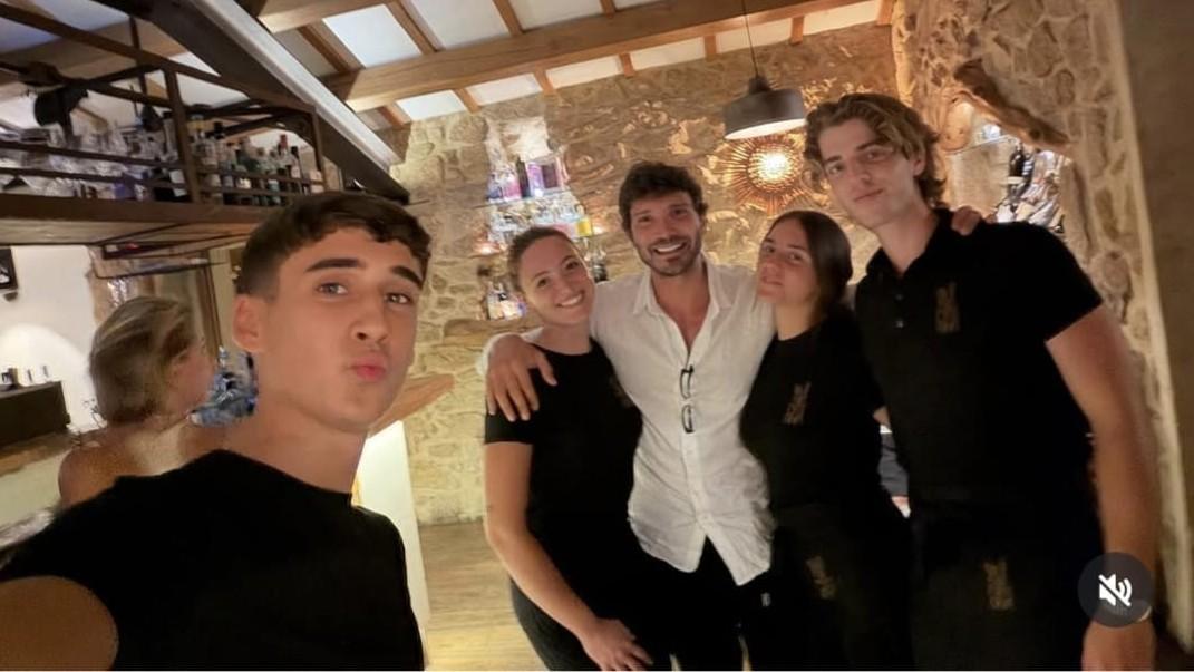 «Che staff», Stefano De Martino avvistato in un celebre locale gallurese