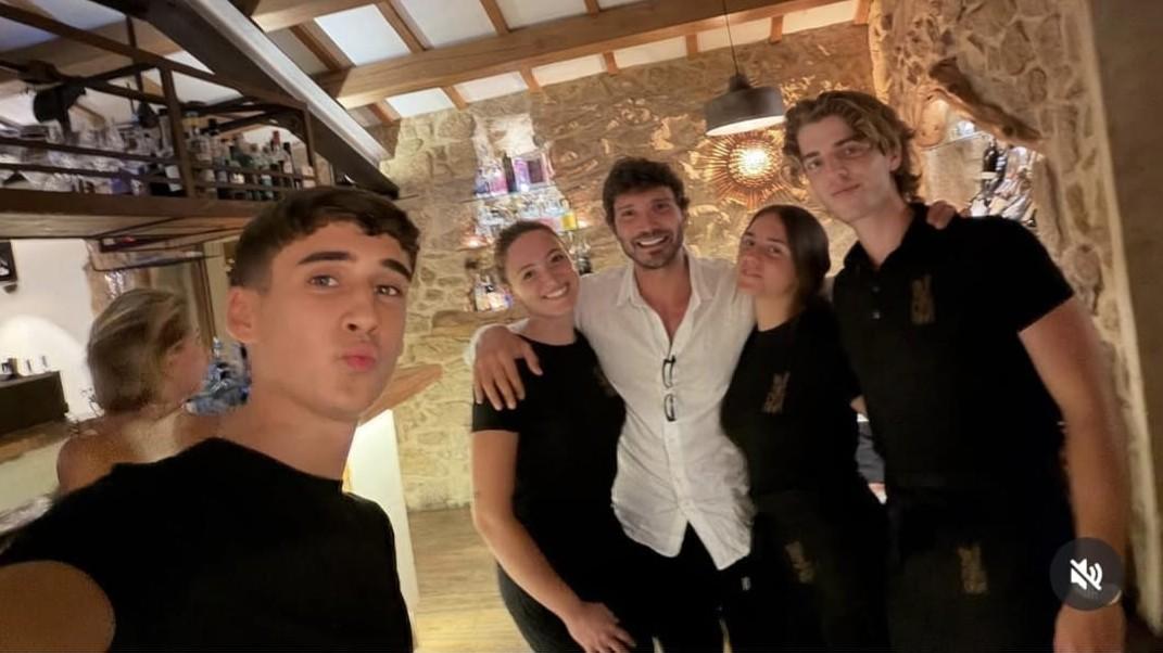 «Che staff», Stefano De Martino avvistato in un celebre locale gallurese