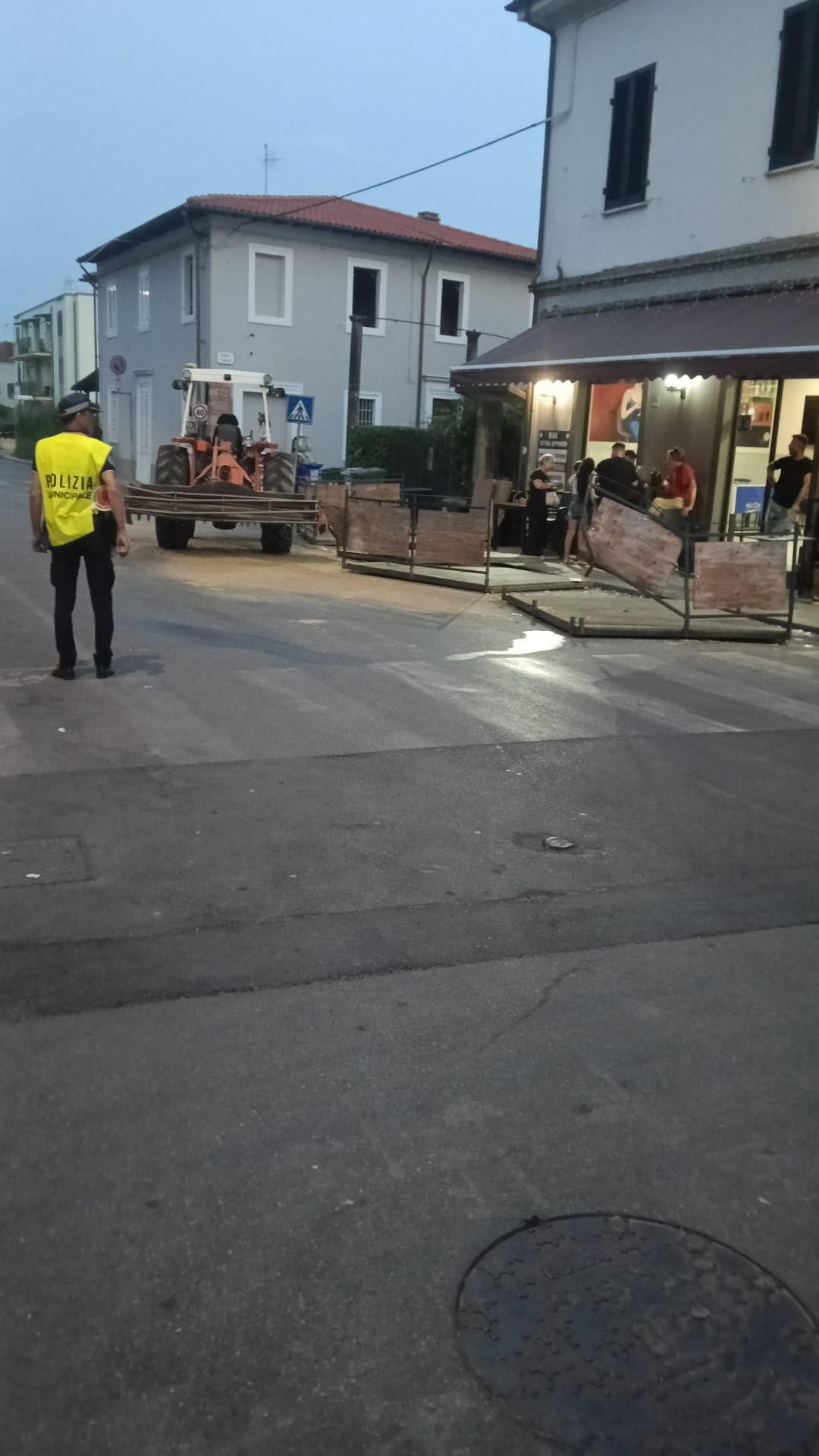 
	Il gazebo distrutto dal trattore (foto Tirreno)

