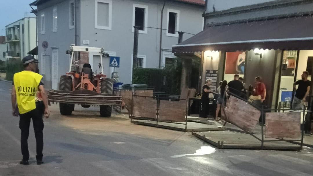 Il gazebo distrutto dal trattore (foto Tirreno)