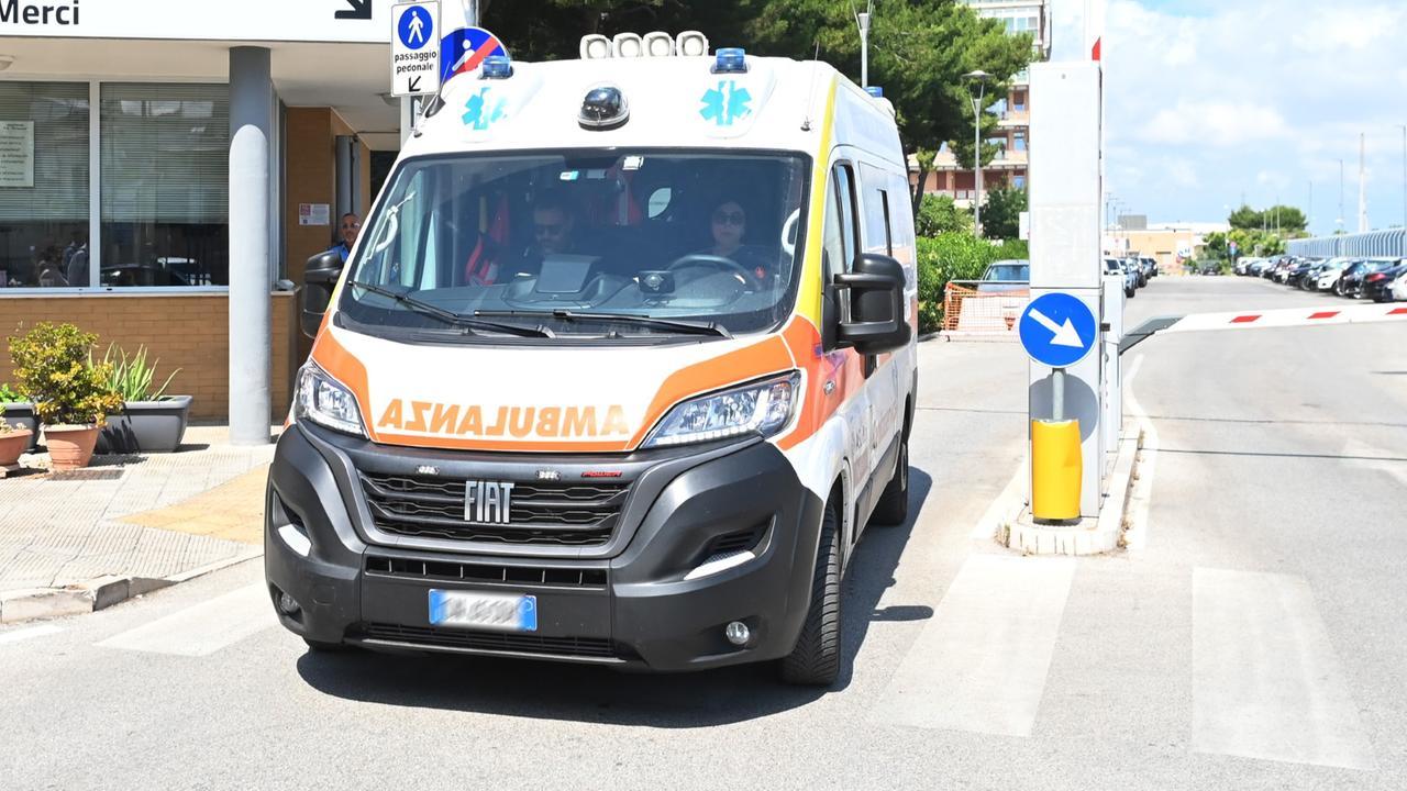 Dramma sul lavoro, operaio precipita da un capannone e muore