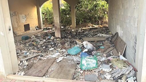 Discarica di rifiuti e topi sotto i portici di una palazzina – La denuncia