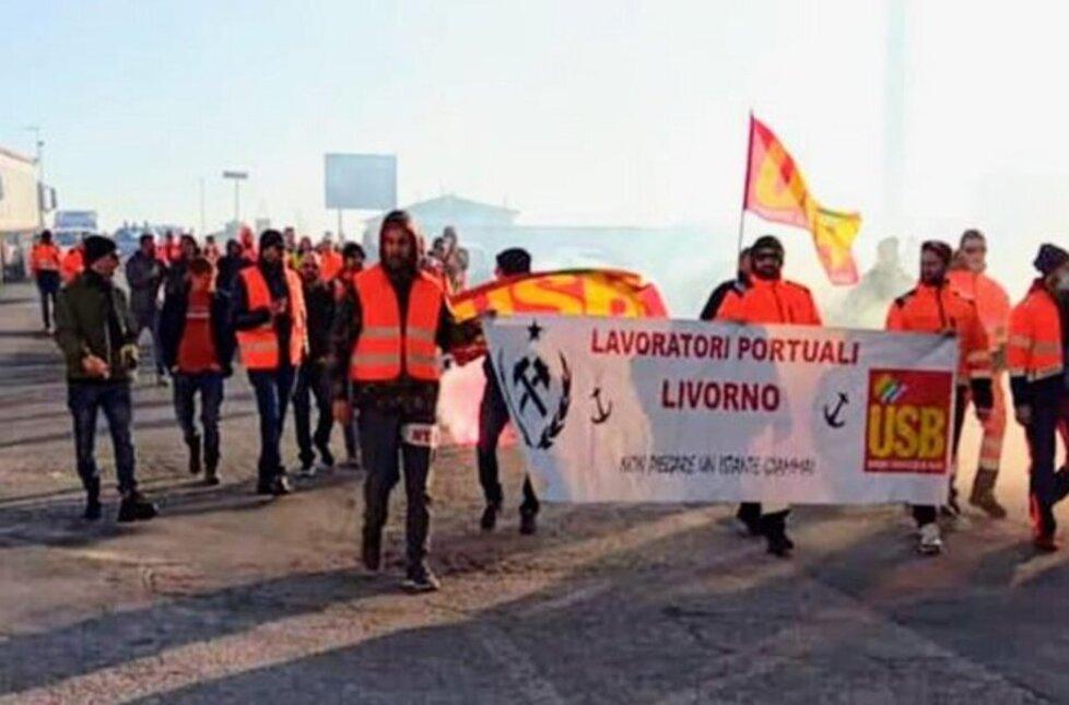 Un corteo di lavoratori