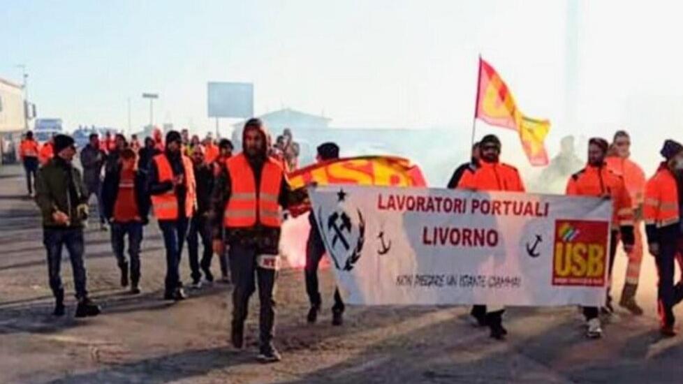 Un corteo di lavoratori
