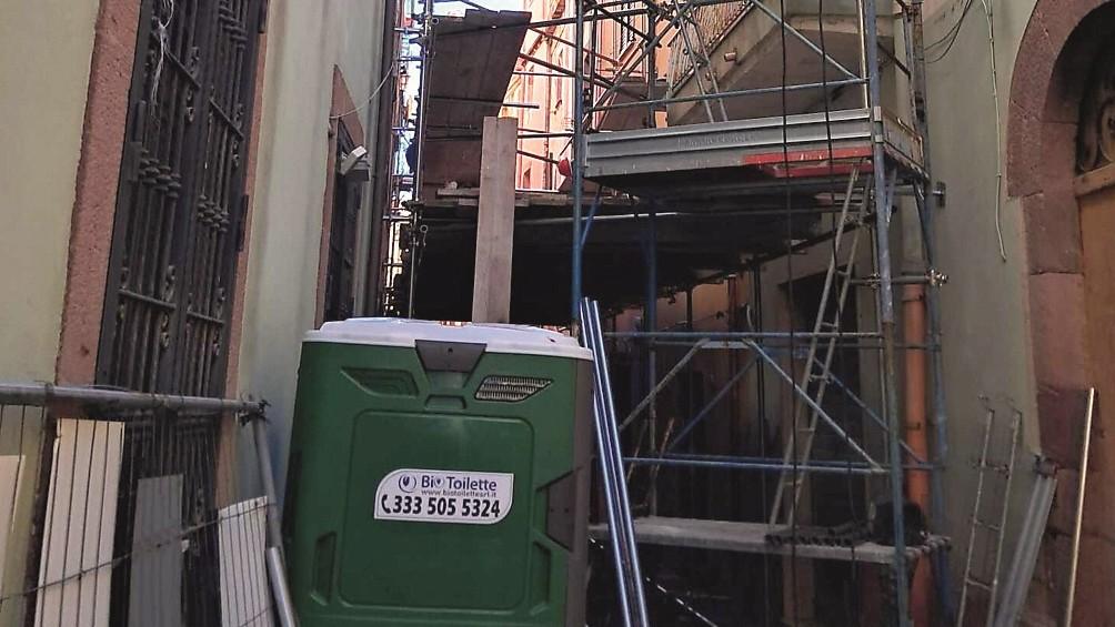 Crepe nelle pareti dopo i lavori, la via bloccata per un anno e il palazzo dichiarato inagibile: scoppia la guerra tra i condomini