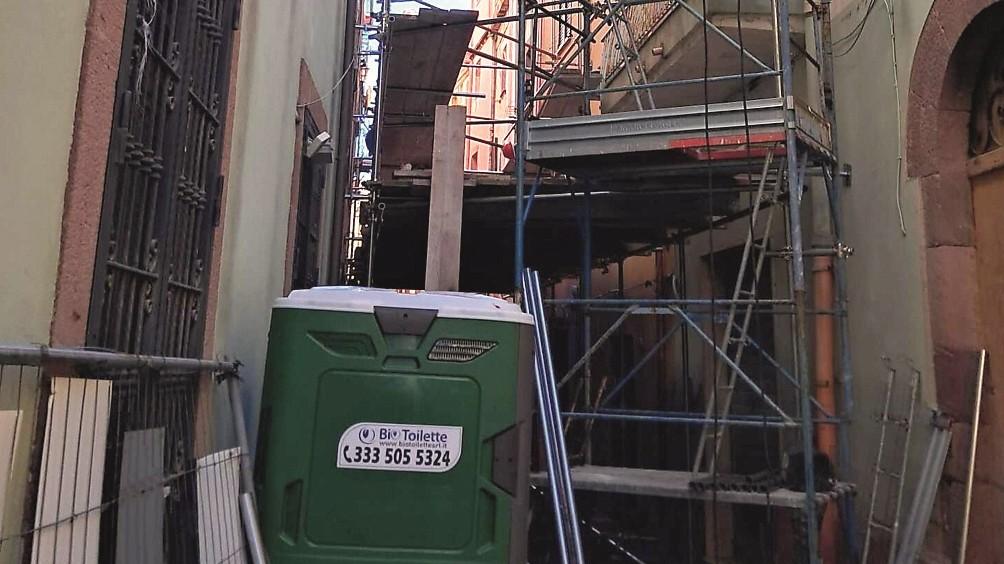 Crepe nelle pareti dopo i lavori, la via bloccata per un anno e il palazzo dichiarato inagibile: scoppia la guerra tra i condomini