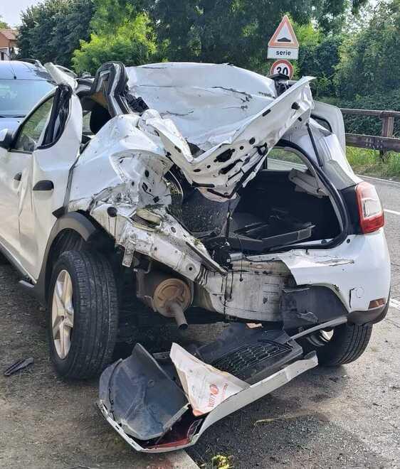 I ladri in fuga si schiantano sulle auto, poi minacciano i residenti: «Entrate in casa»