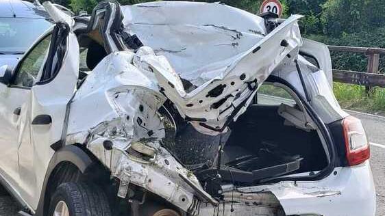 I ladri in fuga si schiantano sulle auto, poi minacciano i residenti: «Entrate in casa»