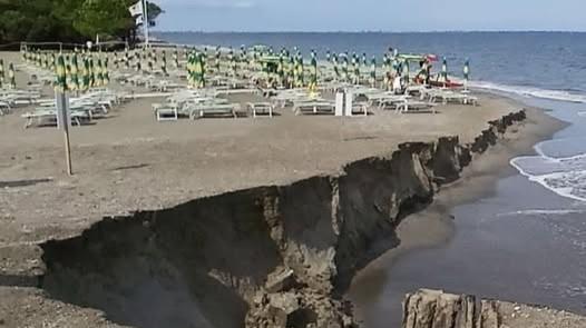 Lido Volano, collassa la duna di protezione: il Bagno Isa ancora a rischio