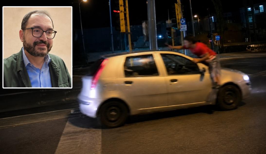 La pericolosa sfida dei ragazzi: si buttano davanti alle auto in movimento. Al volante c’era il sindaco