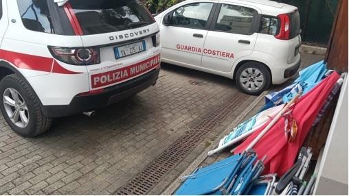 Rosignano, “spiagge apparecchiate”: altra raffica di ombrelloni e lettini sequestrati