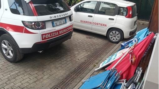 Rosignano, “spiagge apparecchiate”: altra raffica di ombrelloni e lettini sequestrati