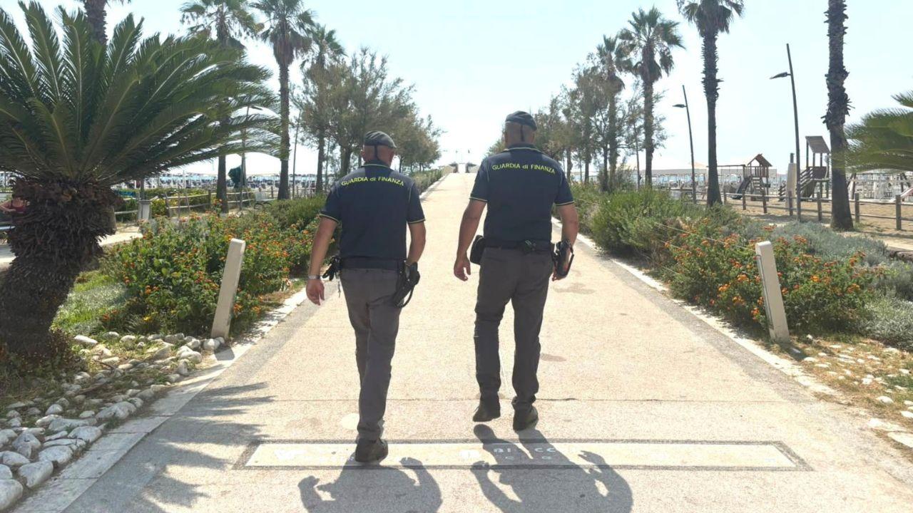
	La Finanza a Lido di Camaiore

